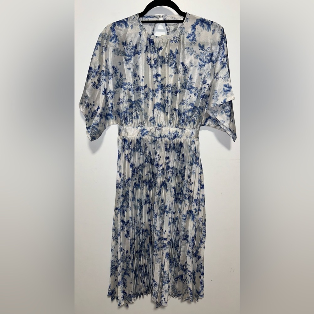 PRETTY LITTLE THING Size 4 White/Blue Floral Dress